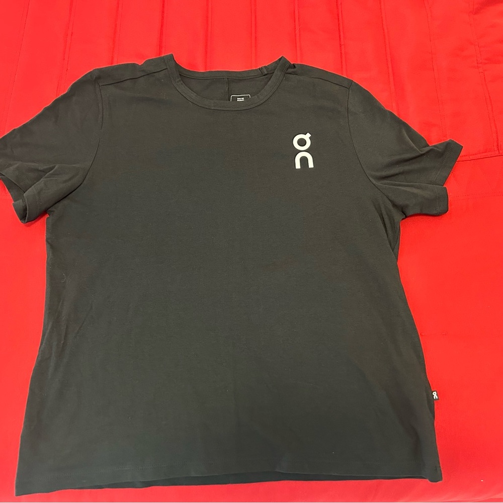 Run On Clouds - NWOT Women’s Black Short Sleeve Tee